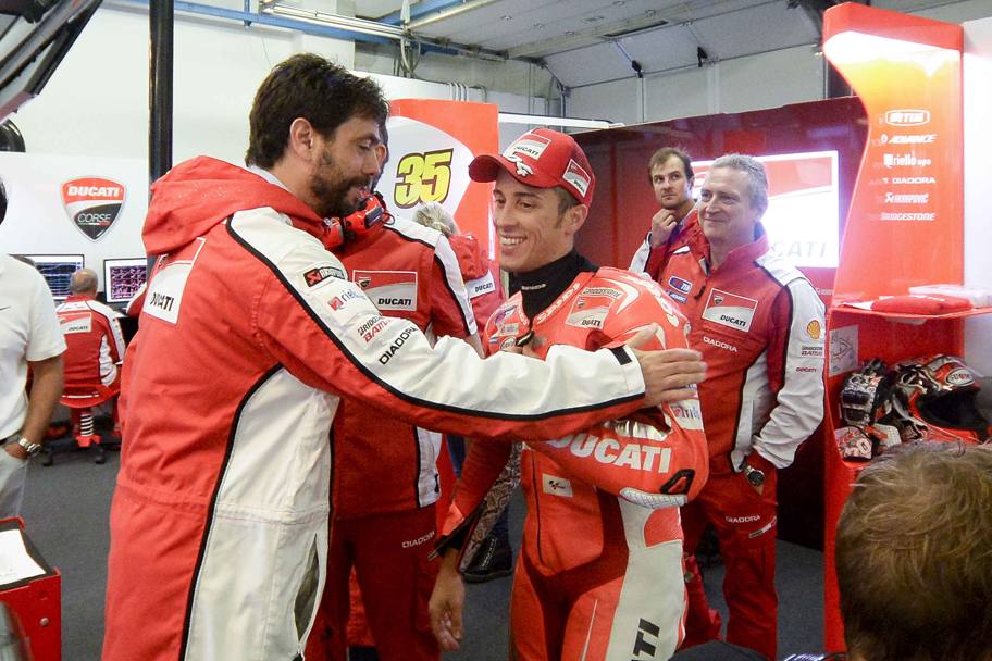 Andrea Agnelli saluta il pilota Ducati Andrea Dovizioso